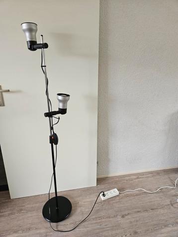 Vintage vloerlamp met 2 spotjes beschikbaar voor biedingen
