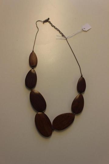 Ketting met houten kralen beschikbaar voor biedingen