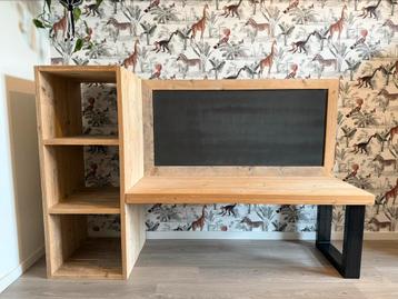Houten kinderbureau met magnetisch krijtbord beschikbaar voor biedingen