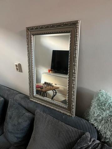 Spiegel beschikbaar voor biedingen