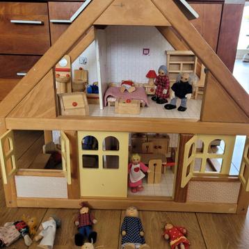 houten poppenhuis met veel accessoires beschikbaar voor biedingen