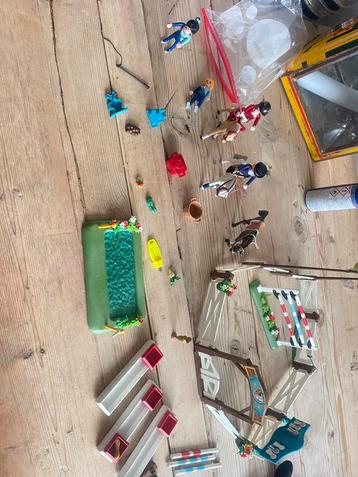 Playmobile manege poppetjes paarden ect beschikbaar voor biedingen