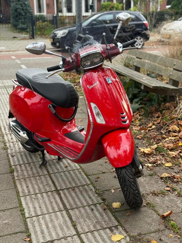 Vespa sprint 2019 geel kenteken, Fietsen en Brommers, Scooters | Vespa, Zo goed als nieuw, Benzine, Ophalen of Verzenden