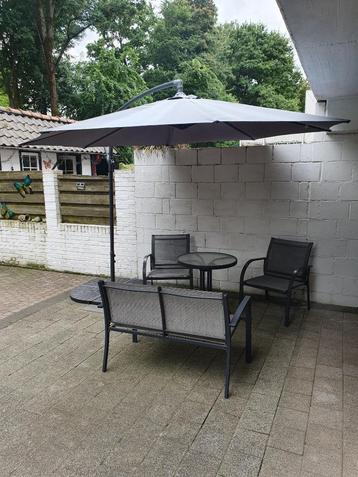 STALEN TUINSET MET GLAZEN TAFEL & ZWEEFPARASOL beschikbaar voor biedingen