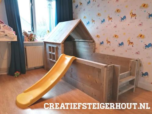Huisjesbed met glijbaan steigerhout kinderbed raam trapje, Kinderen en Baby's, Kinderkamer | Bedden, Nieuw, 180 cm of meer, 100 cm of meer