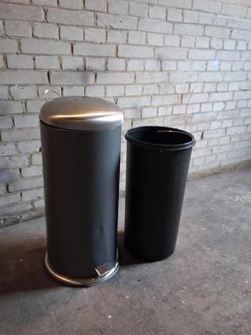 Te koop,Brabnita prullebak met pedaal functie. beschikbaar voor biedingen