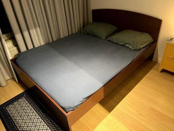 Wooden Bed Frame with Base (160x200) – 2 yrs old, sturdy! beschikbaar voor biedingen