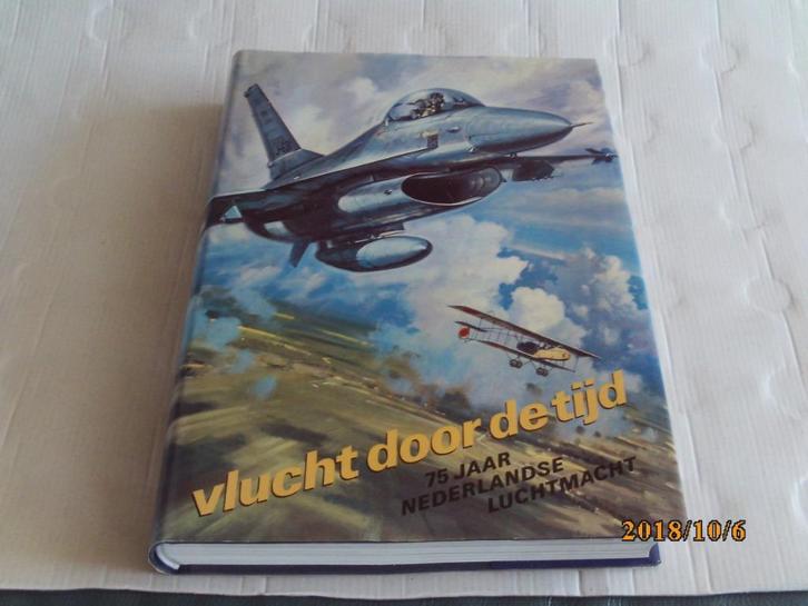 vlucht door de tijd 75 jaar nederlandse luchtmacht, Boeken, Vervoer en Transport, Zo goed als nieuw, Vliegtuig, Ophalen of Verzenden