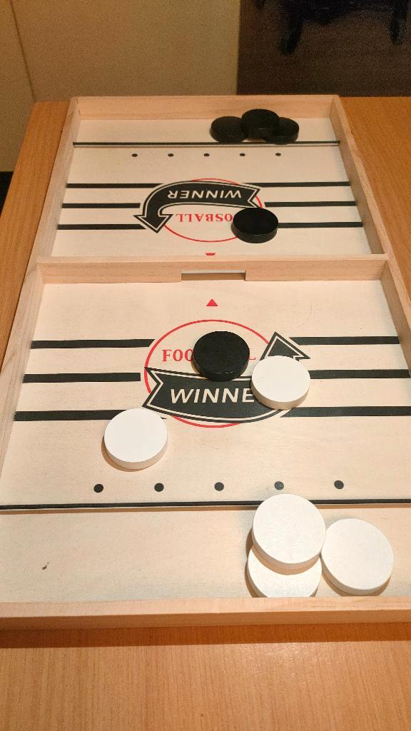 Leuk en spannend Sjoelbord / tafel hockey Spel, Hobby en Vrije tijd, Gezelschapsspellen | Bordspellen, Zo goed als nieuw, Een of twee spelers