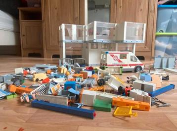 Playmobil ziekenhuis huis met ambulance en meer beschikbaar voor biedingen