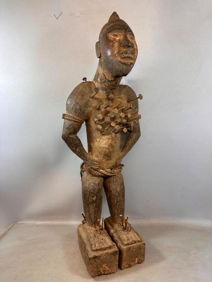 250961 Groot Afrikaans Fetisch Bakongo Nkisi Nkondi beeld, Antiek en Kunst, Kunst | Niet-Westerse kunst, Ophalen of Verzenden