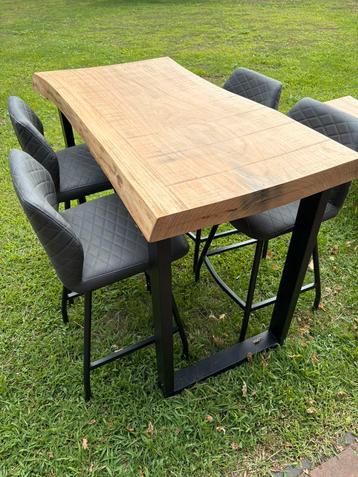 Massief eiken eettafel met 4 barkrukken, salontafel evt bank beschikbaar voor biedingen