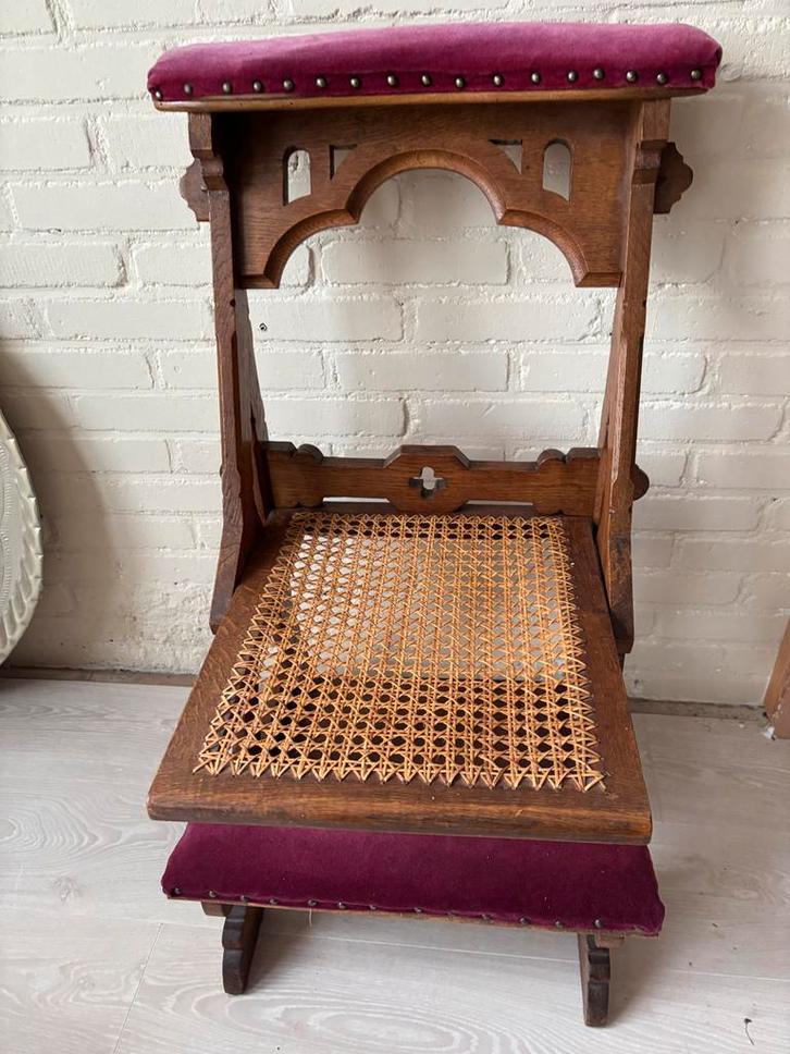 Antiek Kerkstoeltje met Riet en Bekleding, Antiek en Kunst, Antiek | Meubels | Stoelen en Banken, Ophalen
