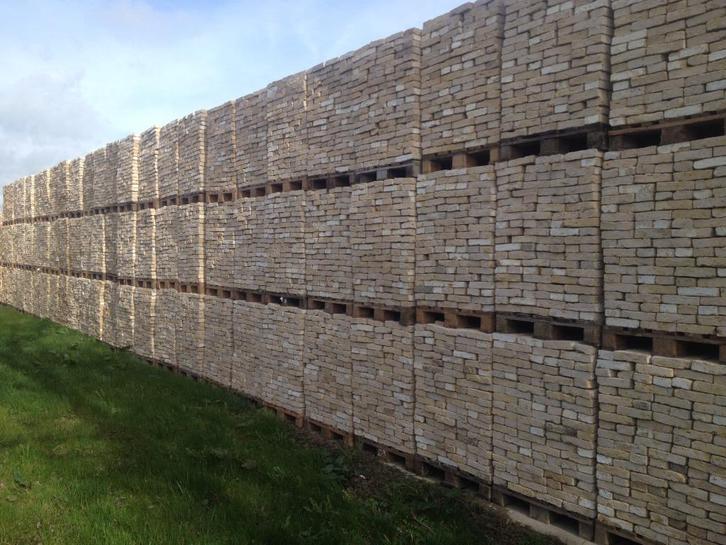 Partijen oude Waalformaat gele Friese metsel steen 22x5cm., Doe-het-zelf en Verbouw, Metselstenen, Gebruikt, Bakstenen, Ophalen