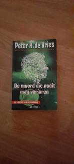 P.R. de Vries - De moord die nooit mag verjaren, Boeken, Ophalen of Verzenden, Zo goed als nieuw, P.R. de Vries