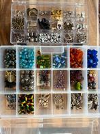 Kralen & bedels mix – 2 opbergdozen, Hobby en Vrije tijd, Kralen en Sieraden maken, Ophalen of Verzenden, Gebruikt, Overige typen
