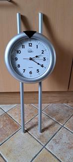 te koop licht grijze wandklok 66 cm lang en 25 cm in doorsne, Ophalen of Verzenden, Zo goed als nieuw, Analoog, Wandklok