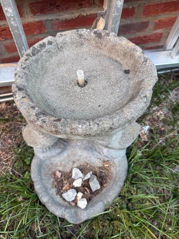 Betonnen Vogelbad met Uilen beschikbaar voor biedingen