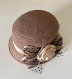 Frans modieus chapeau de seau hoedje dameshoedje maat 57, Kleding | Dames, Hoeden en Petten, Ophalen of Verzenden, Zo goed als nieuw