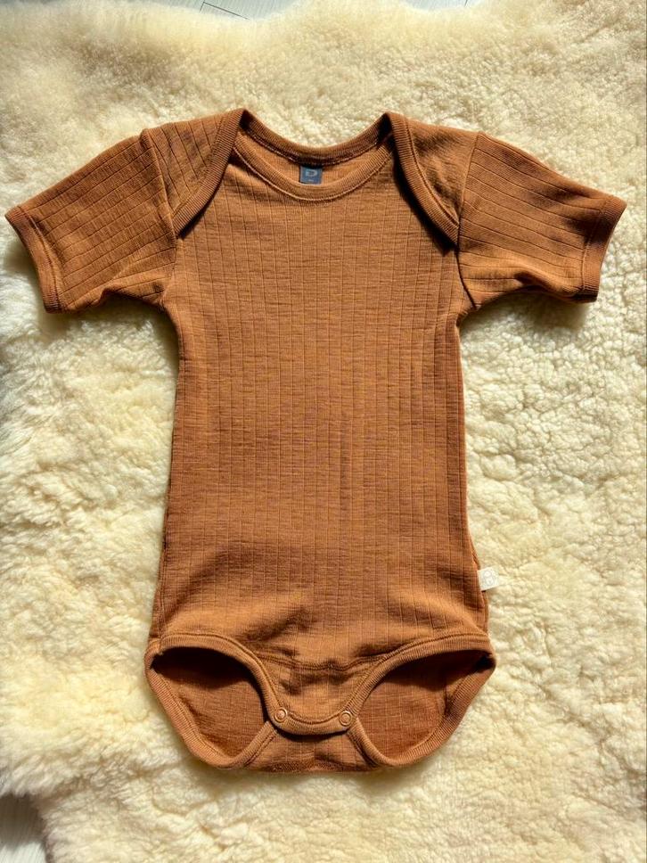 Dilling merinowollen romper korte mouw camel rib 86, Kinderen en Baby's, Babykleding | Maat 86, Zo goed als nieuw, Jongetje of Meisje