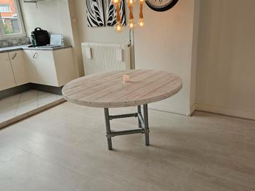 Industriële ronde tafel beschikbaar voor biedingen