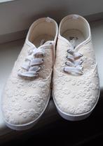 Dames schoenen - maat 38 - beige - met witte bloemen, Primark, Beige, Nieuw, Ophalen of Verzenden