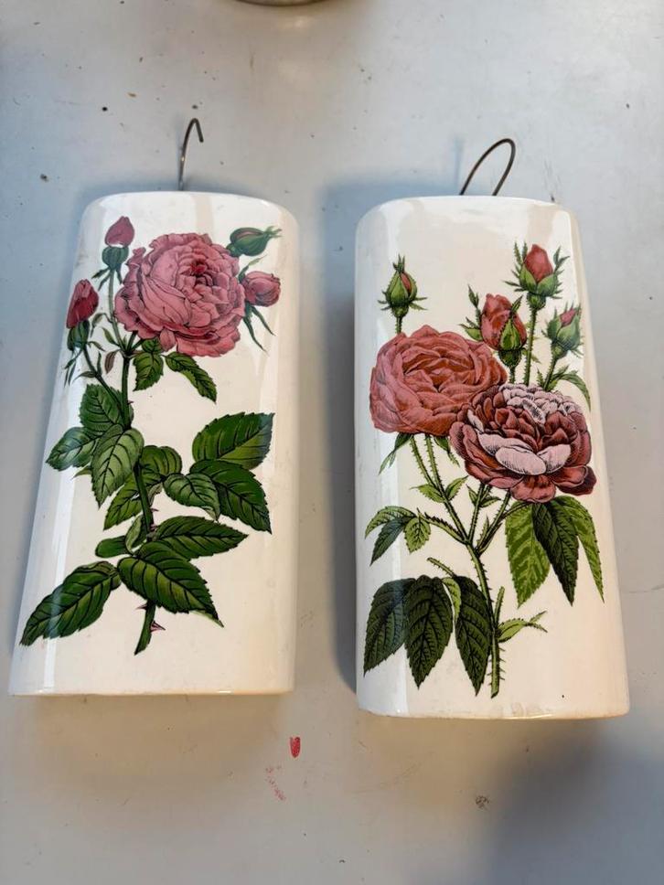 (L) Set van 2 vintage keramische wandvaasjes – rozenmotief –, Auto-onderdelen, Airco en Verwarming, Verzenden
