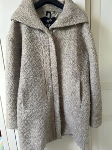 jas met rits en capuchon beschikbaar voor biedingen