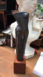 Sculptuur op een houten sokkel., Ophalen of Verzenden