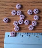 15 poppenknoopjes. Roze met witte stip. 7 mm, Hobby en Vrije tijd, Naaien en Fournituren, Nieuw, Knoop of Knopen, Ophalen of Verzenden