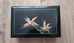 Vintage zwarte kunststof sieradendoos: gekleurde bloemen., Sieraden, Tassen en Uiterlijk, Beautycases, Ophalen of Verzenden, Zo goed als nieuw