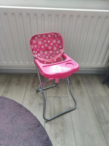 Poppen stoel en campingbedje beschikbaar voor biedingen