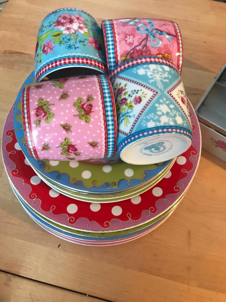 Oilily en pip servies theedoos, Huis en Inrichting, Keuken | Servies, Gebruikt, Bord(en), Overige stijlen, Aardewerk, Ophalen of Verzenden