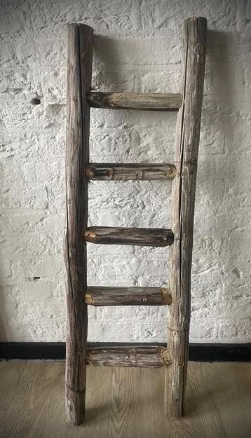 Houten ladder met 4 treden beschikbaar voor biedingen
