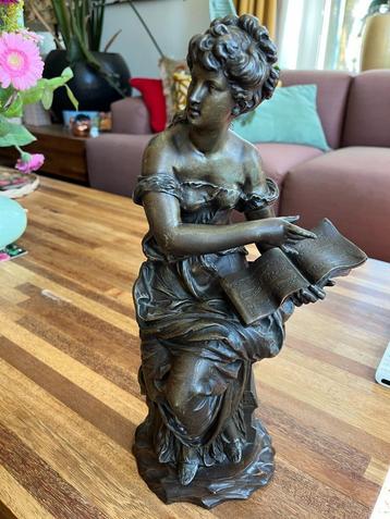 Oud beeld, vrouw met bladmuziek beschikbaar voor biedingen