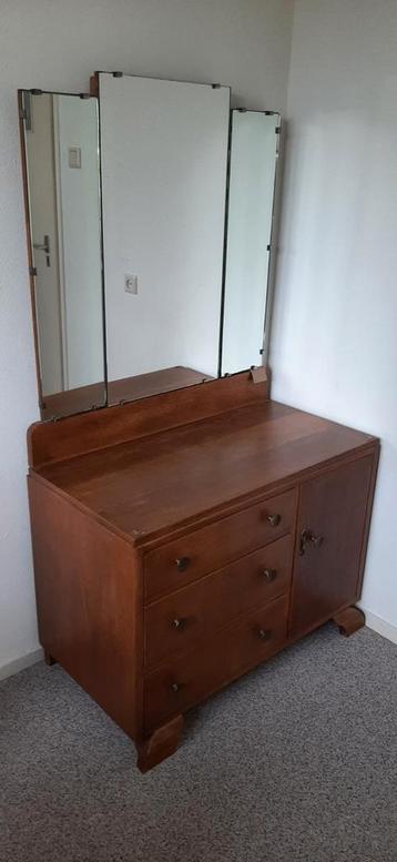 Vintage kaptafel beschikbaar voor biedingen