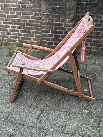Vintage strandstoel met streepjes beschikbaar voor biedingen