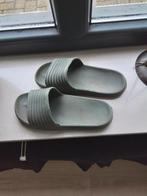 Legergroene badslippers mt 33, Sportschoenen, Ophalen of Verzenden, Zo goed als nieuw, Jongen