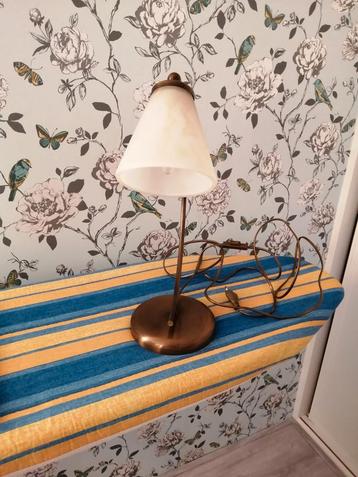 Bureaulamp mooi glas en met brons geborsteld koper standaard beschikbaar voor biedingen
