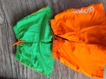 2 zwembroeken 8 jaar oranje en groen felle kleuren  beschikbaar voor biedingen