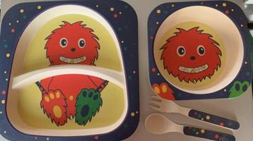 KINDERBORDJE, SCHAALTJE, VORK EN LEPELTJE van bamboe beschikbaar voor biedingen