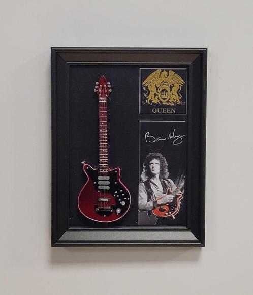 Brian May Queen miniatuur gitaar van hout op lijst decoratie, Verzamelen, Muziek, Artiesten en Beroemdheden, Nieuw, Foto of Kaart