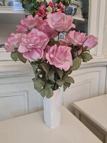 boeket zijden rozen in stenen vaas beschikbaar voor biedingen