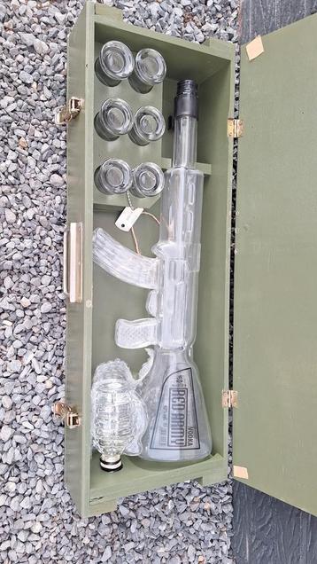 Glazen AK 47 geweer in kist decoratie beschikbaar voor biedingen