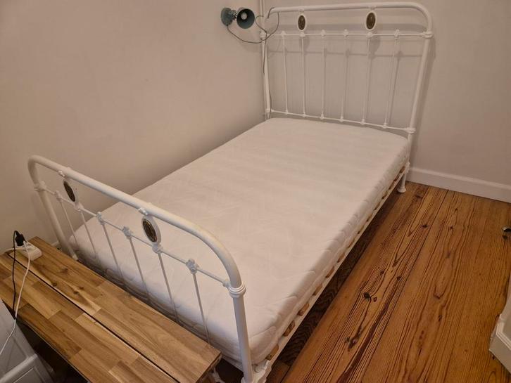 Frans antiek spijlen bed met matras van Beter bed, Huis en Inrichting, Slaapkamer | Bedden, Gebruikt, Twijfelaar, 120 cm, 200 cm