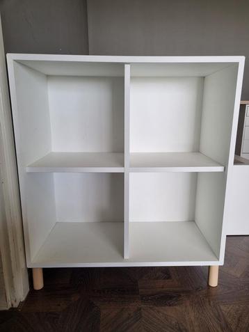 Boekenkastje kinderkamer - wit met houten poten beschikbaar voor biedingen