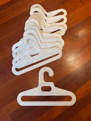 Witte kledinghangers - Set van 11 beschikbaar voor biedingen