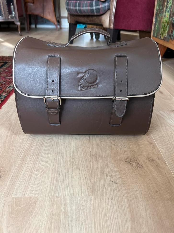 Vespa Design, leer, eenmalige uitgave 70 jaar., Motoren, Accessoires | Koffers en Tassen, Zo goed als nieuw, Ophalen of Verzenden