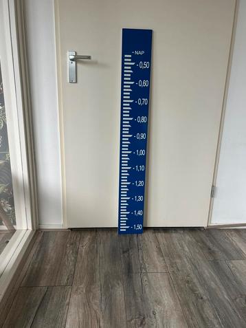Decoratieve NAP-peilschaal bord – 123cm hoog – foamboard beschikbaar voor biedingen