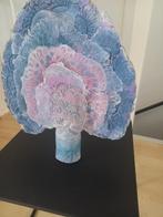 Staand ornament in gekleurd ongebakken klei, Antiek en Kunst, Kunst | Beelden en Houtsnijwerken, Ophalen of Verzenden